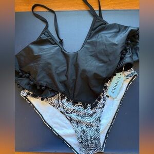 NWT women’s black and white bikini, size L